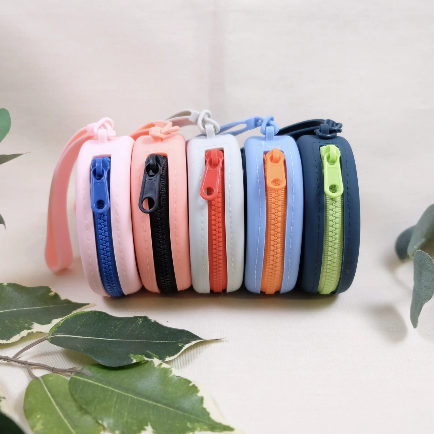 Fargerike pouch med vaiere og 4 vaierlåser
